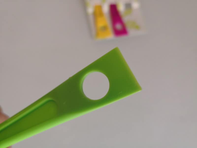 ダイソーのおすすめグッズ12：水筒の小さな穴も掃除できるブラシ