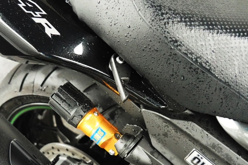 収納式の荷掛けフックはツアラーであるZX14Rには便利