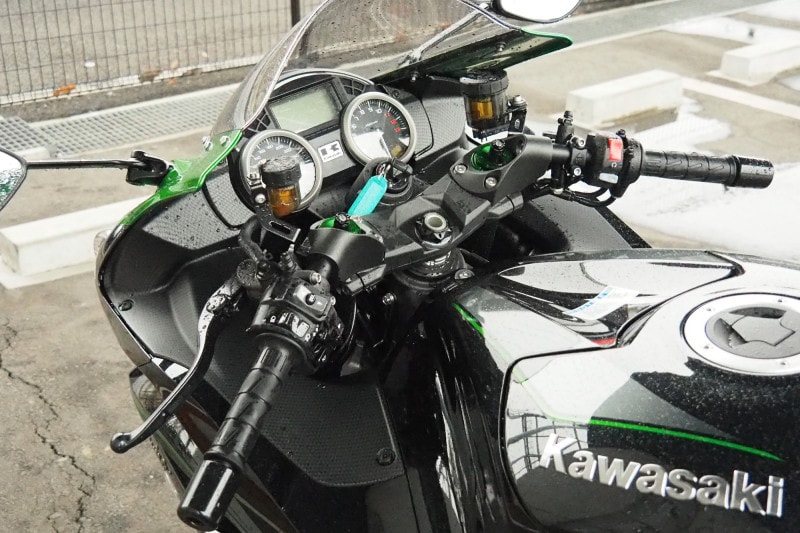 ZX14Rのハンドルはセパレートハンドルを採用