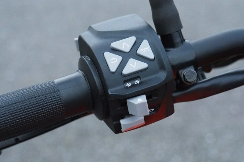 ABSのセッティングなどは左ハンドルスイッチで行う