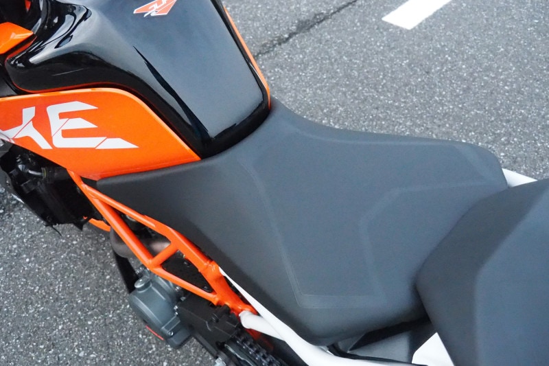 390DUKEのシート幅は広くないので乗車時に股が広がる事はない