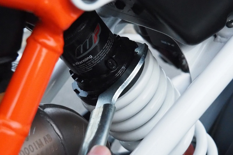 390DUKEのプリロード調整は車載工具で可能