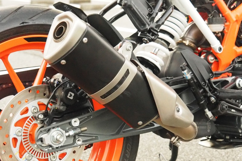 390DUKEのサイレンサーは非常にコンパクト