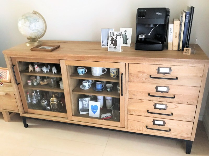 壁や天井の色・材質との親和性、部屋の余白を意識したサイズなど、あれこれ踏まえてプロ目線のアドバイスで選んだチェスト