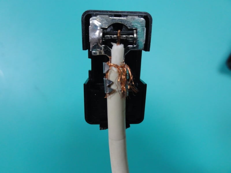 壁の端子へ接続するケーブルのコネクタ。銅のシールドが露出している。