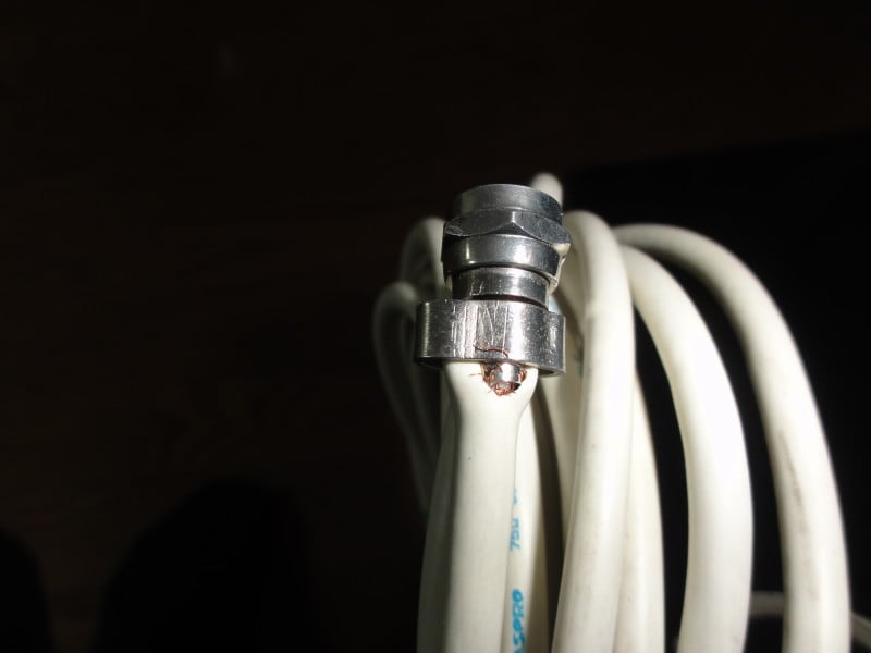 シールド線を正しく端子に接続してない例。シールド部分が露出している。正しく結線しよう。