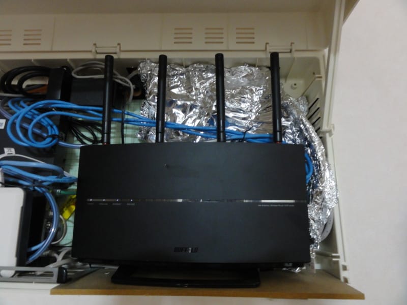 無線LANルータの裏にTV関連の機器がある。現在は、アルミホイルでシールドしてある。