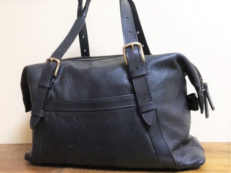 シンプルだけどたっぷり入る銀座タニザワのボストンバッグ