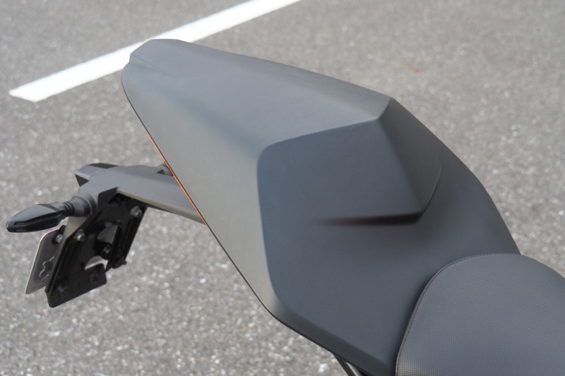 カウルに見えますがシートなんです。座れるんです。