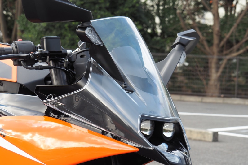 フロントスクリーンはサイドの方までカバーするデザインになっている。