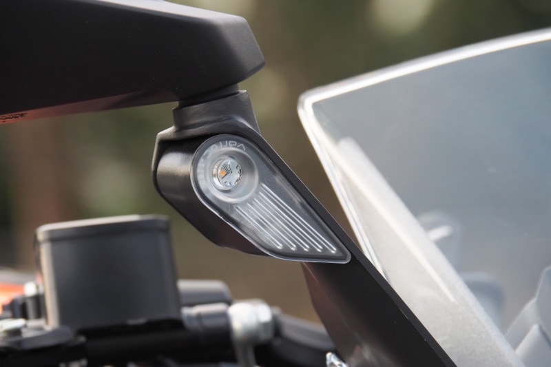 ウインカーはミラーのシャフト部分に埋め込まれている