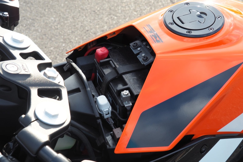 タンクの前部分はダミーでバッテリーが納まっている