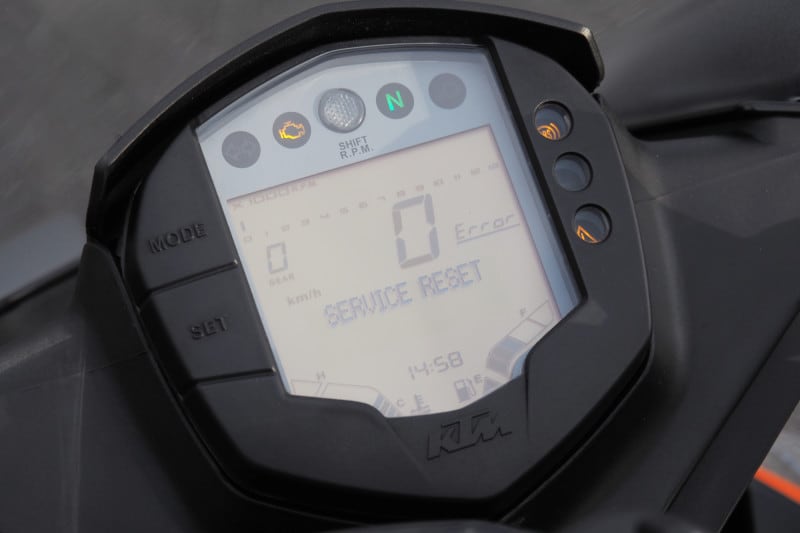 SETボタンの下が隠しボタンになっている