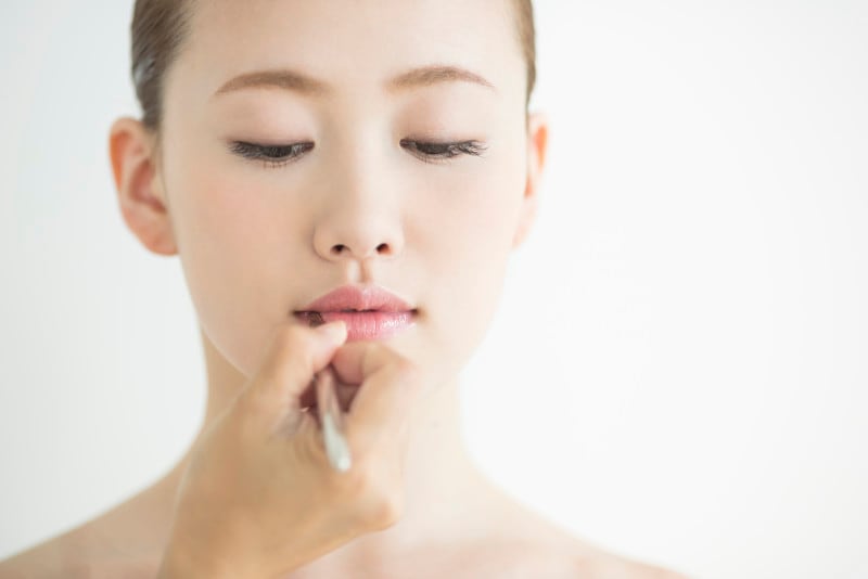 唇に自然な血色感をプラスして、イキイキとした顔に!