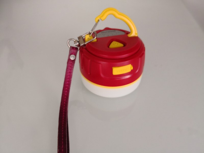 手で持たずにハンズフリーで利用することができるLEDライト