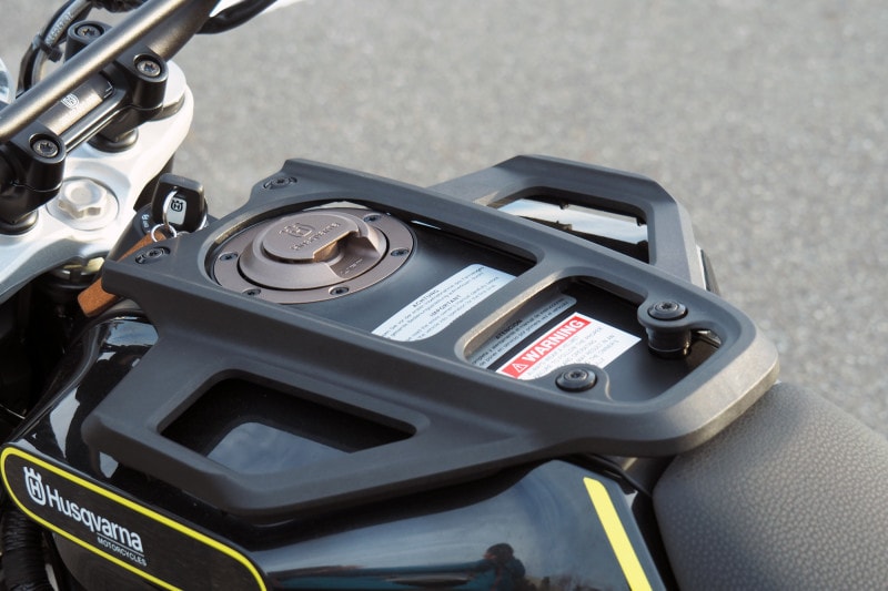 タンクキャリアが標準装備のバイクは非常に珍しい