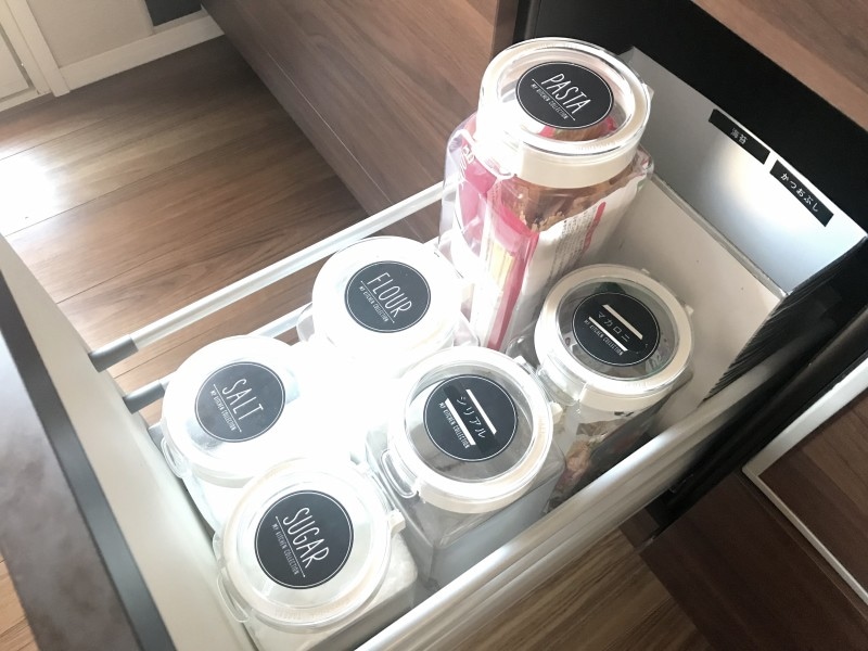 使いにくいキッチンの深い引き出しをスッキリ整えることができる