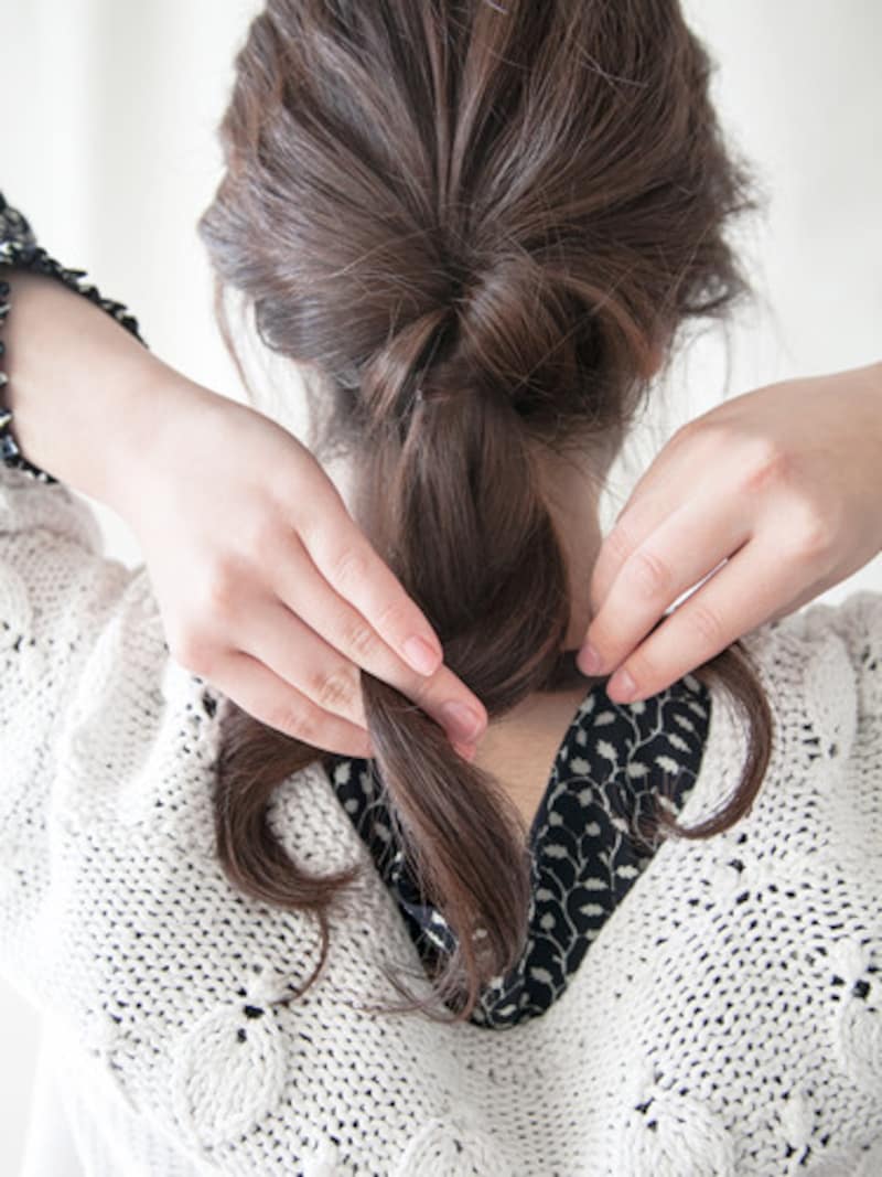 毛先まで三つ編みをする