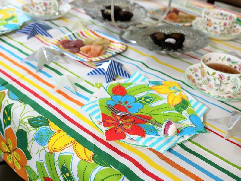 敷いているテーブルクロスのほか、星形に折ったペーパーナプキンもDUNIのもの
