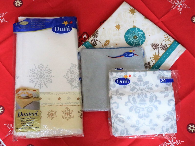 DUNIの紙のテーブルクロス（左）とペーパーナプキン（右）