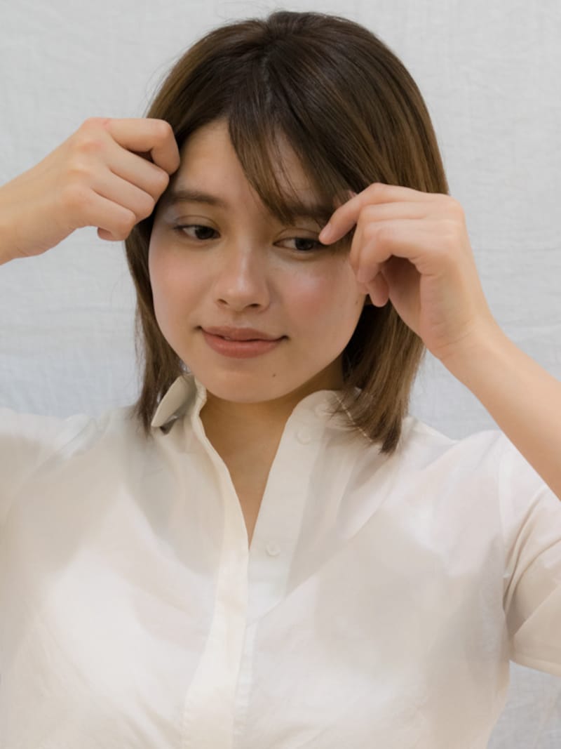 前髪を自然に流す
