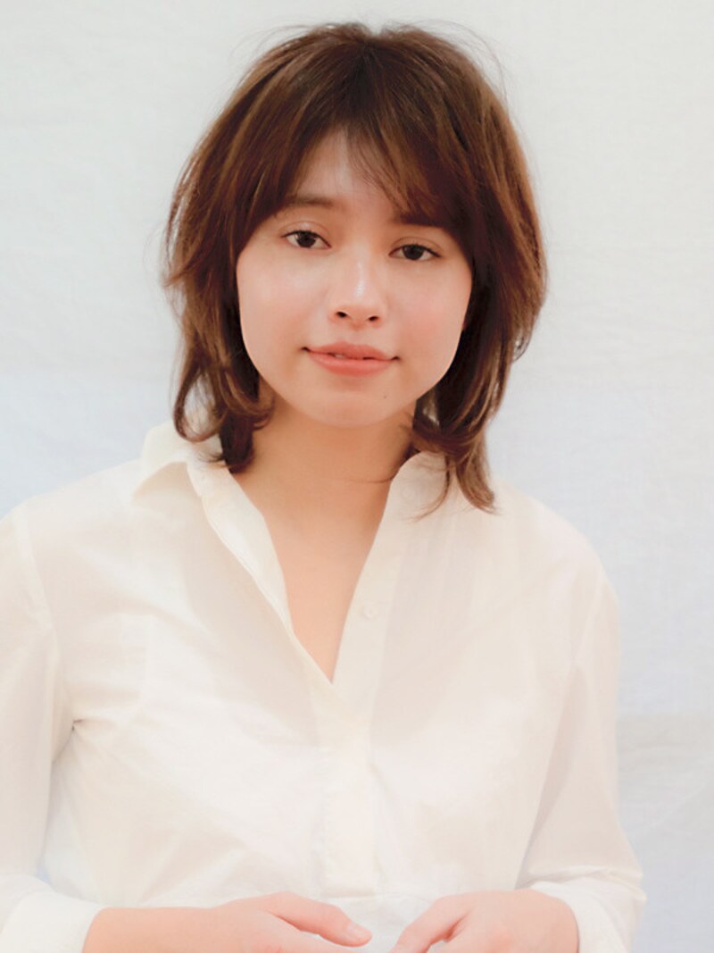 ゆるめのカールで顔周りが華やかな印象に