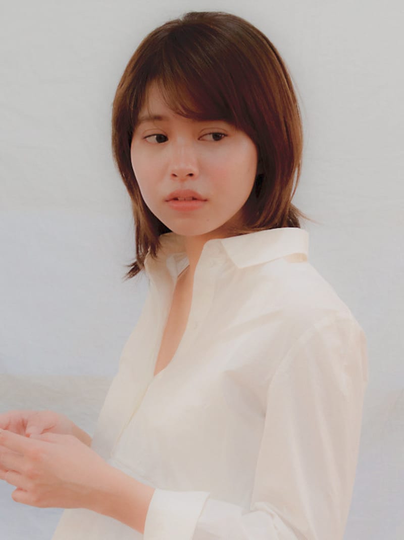 自然な内巻きと透け感のある前髪で石田ゆり子さん風に!