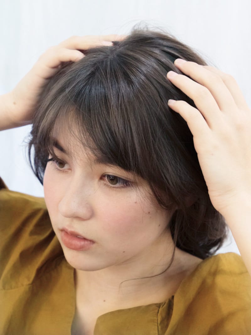 両手にワックスを伸ばして髪の表面につける