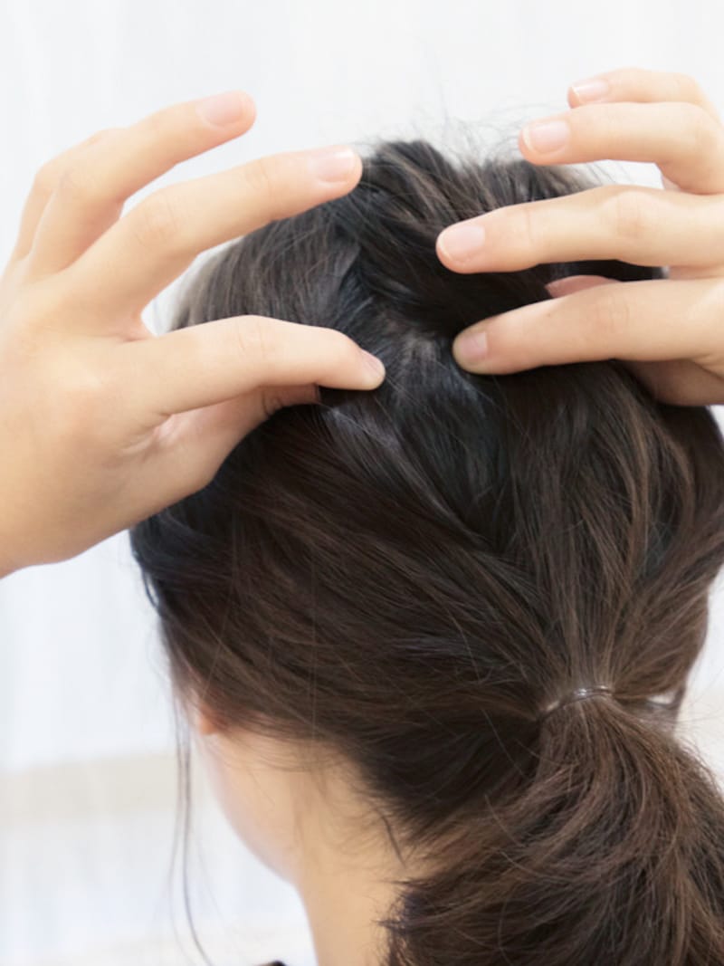 指先でかき分けて、毛束を根元から引っ張ると立体的になる