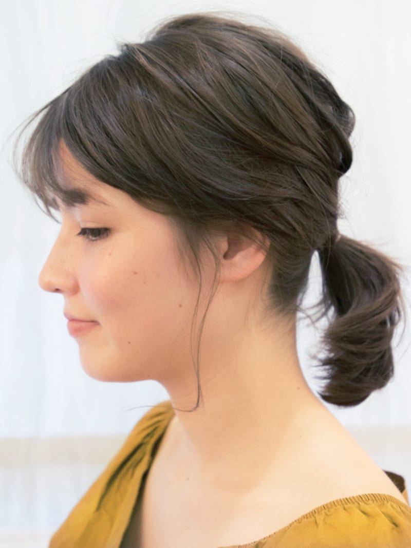 後れ毛を出すときは、ゴムをおさえながら