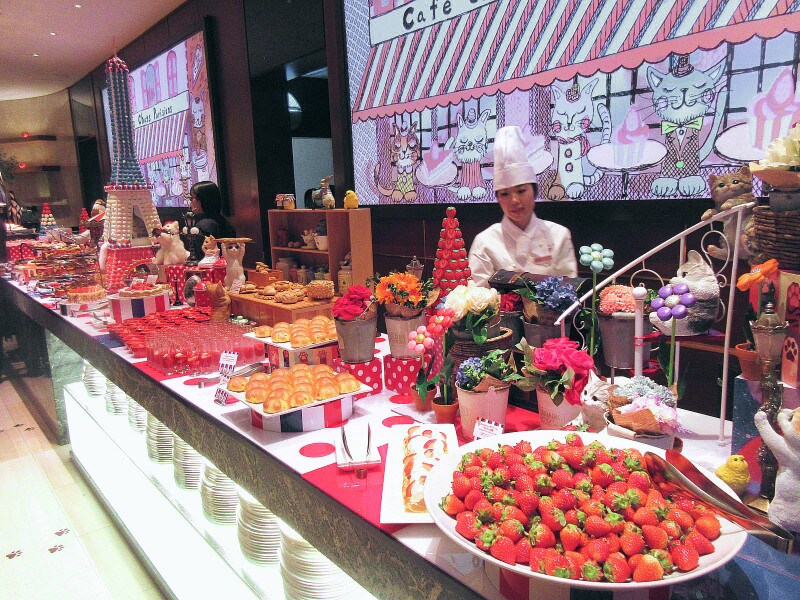 ヒルトン東京 パリの街をイメージしたブッフェ台