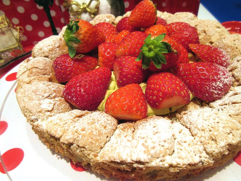 ヒルトン東京 苺ダックワーズ 子猫の公園デビュー風