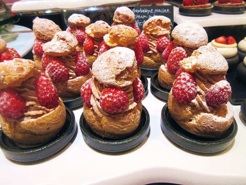 ウェスティンホテル東京 苺とプラリネのシュークリーム