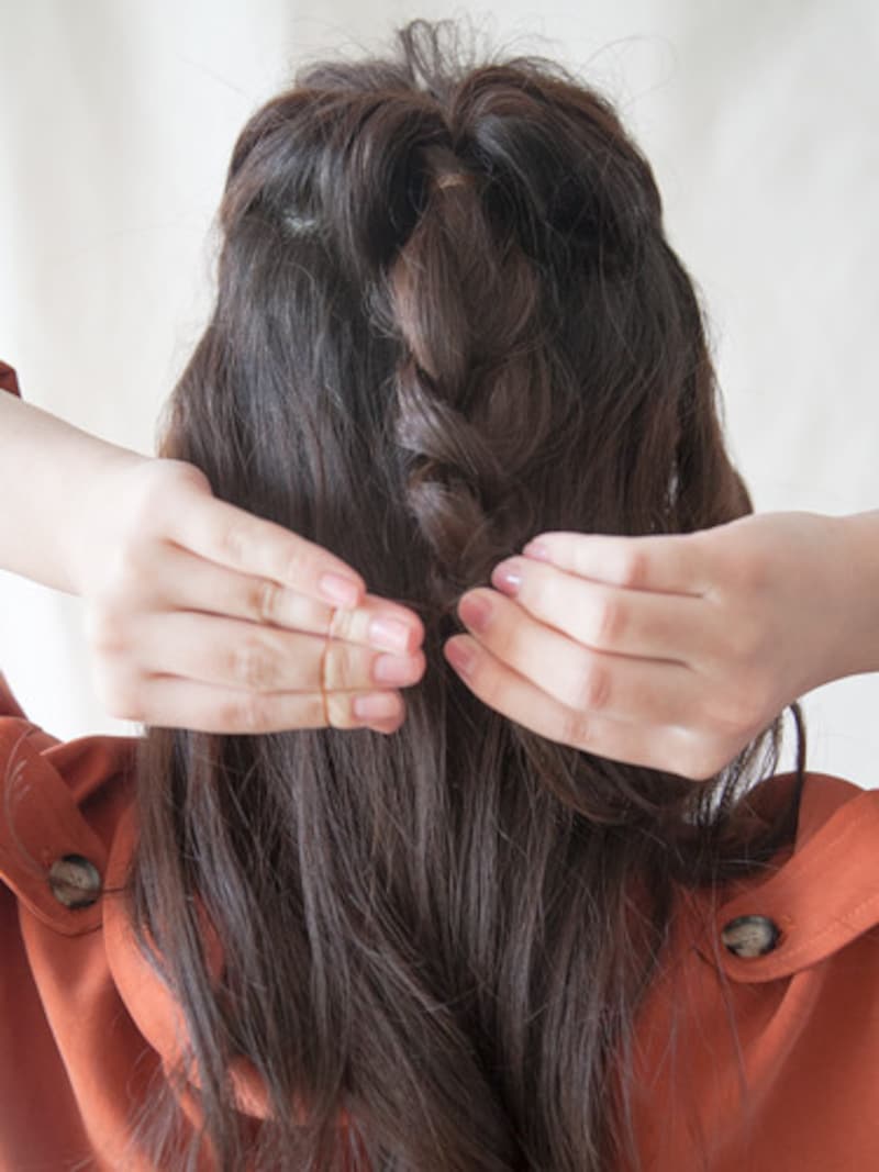 真ん中くらいまで三つ編みにする