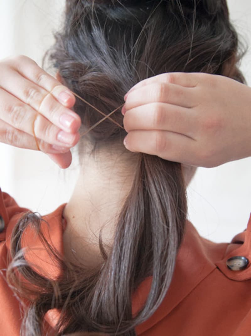 襟足と左右の三つ編みをひとつに結ぶ