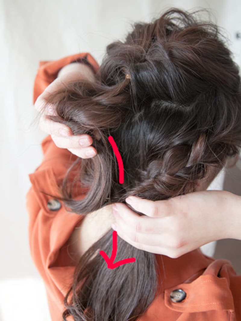 ハチ上の三つ編みをくるりんぱの間に通す