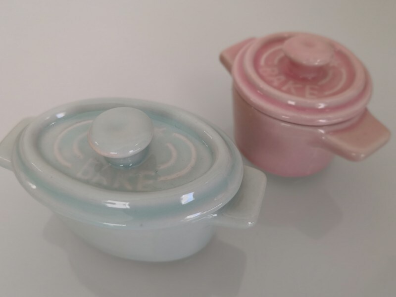 セリアのおすすめグッズ1:デザインもカラーもさまざまな食器