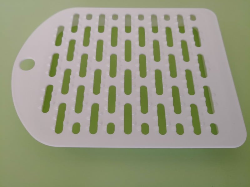 セリアのおすすめグッズ3:餅の温めやパン粉作りに役立つ!多機能プレート