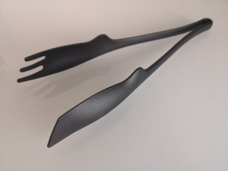 セリアのおすすめグッズ4:熱くならない!つかみやすい!ナイロントング