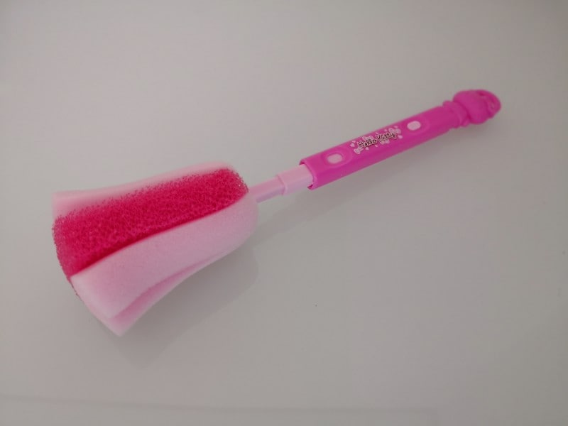 セリアのおすすめグッズ6:ボタン1つで伸びるボトル用スポンジ