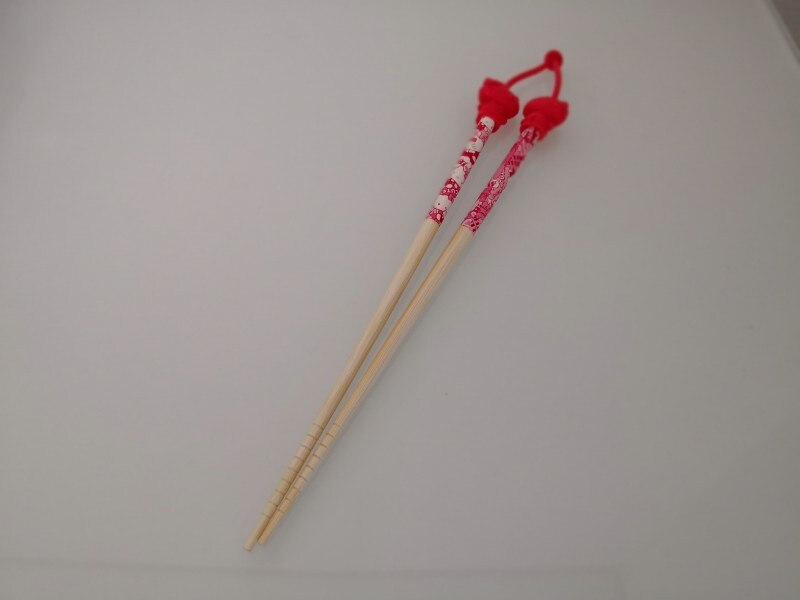 セリアのおすすめグッズ7:取り外し可能なシリコンベルトつき!ハローキティの菜箸