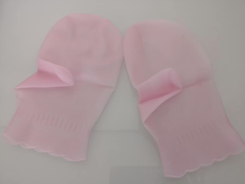 セリアのおすすめグッズ15:洗って繰り返し使える!保湿ハンドミトン