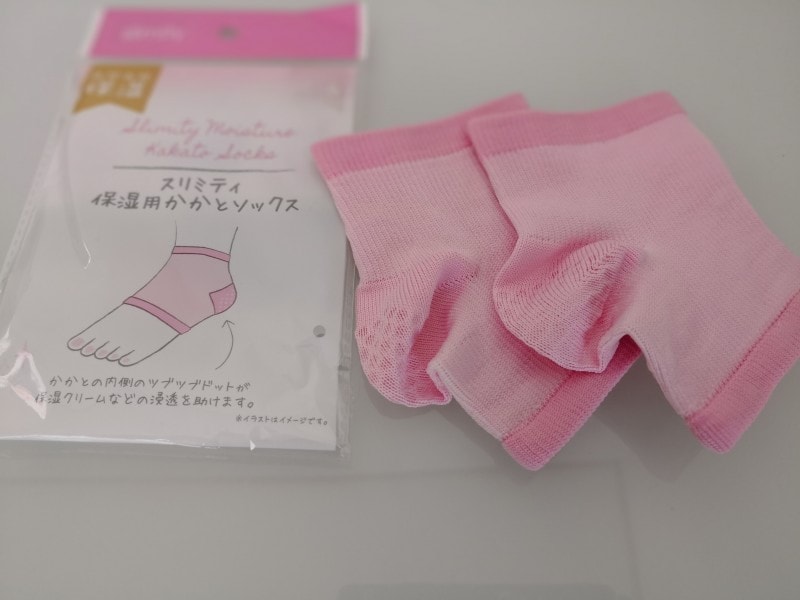 セリアのおすすめグッズ16:スリミティ保湿用かかとソックス おやすみ用