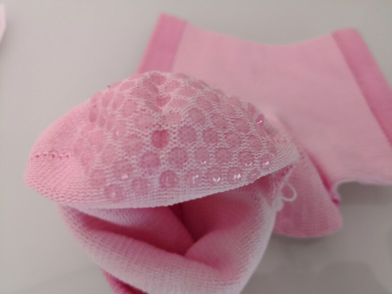 セリアのおすすめグッズ16:スリミティ保湿用かかとソックス おやすみ用