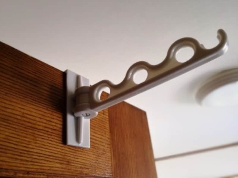 セリアのおすすめグッズ21:部屋干しに便利なドアハンガー