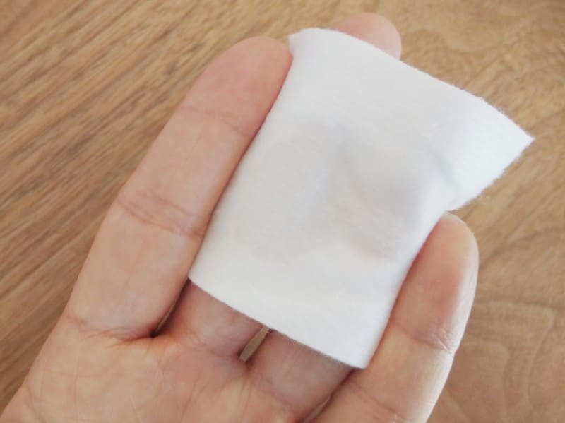 コットンは中指と薬指に乗せ、両端を人差し指と小指で挟むように持ちます
