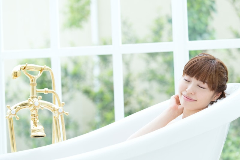 湯船に浸かりながらオールインワンジェルでケアできるので、時短に