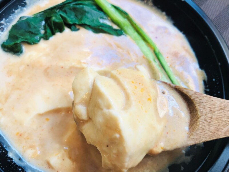 豆腐だけでも十分満足感はありますが、お好みで野菜など具材を足しても◎