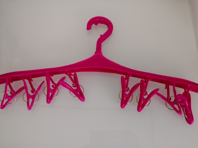 キャンドゥおすすめ商品27:干す場所が狭くても大丈夫ピンチ付きハンガー