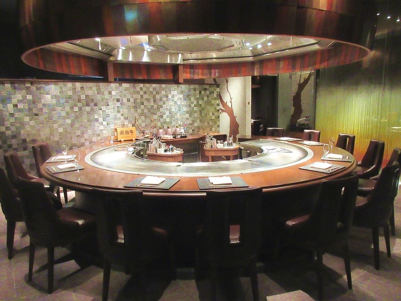 TOKYO KAIKAN 會 扇形カウンターの鉄板